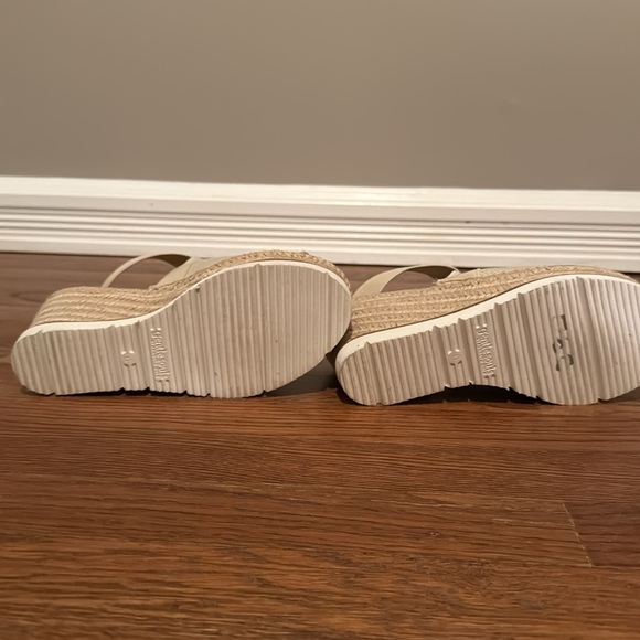 Kenneth Cole Gentle Souls Wedge Platform. White sneaker like bottom. Tan color. - Picture 6 of 10